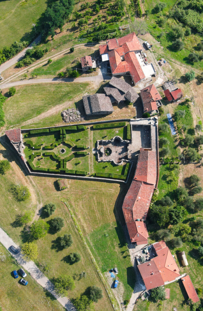 Veduta aerea zenitale della villa con il giardino